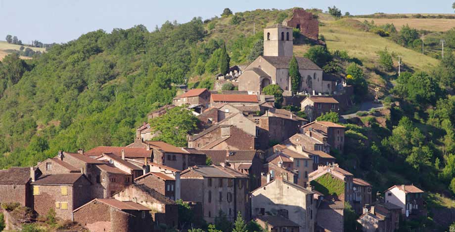 Poterie de Lucante, photo du village de Combret en Aveyron et de la statue Menhir exposée à Lucante